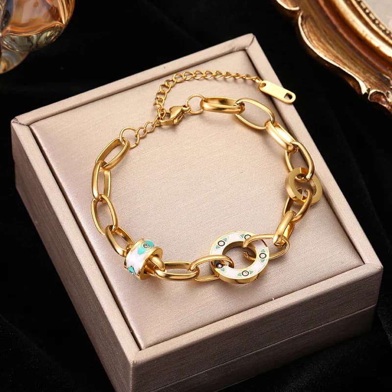 Goldfarbenes mehrreihiges Charm-Armband