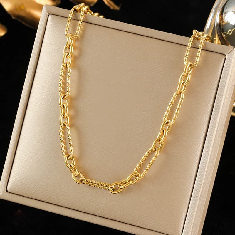 Goldfarbige Halsketten- und Armband-Set mit Kette