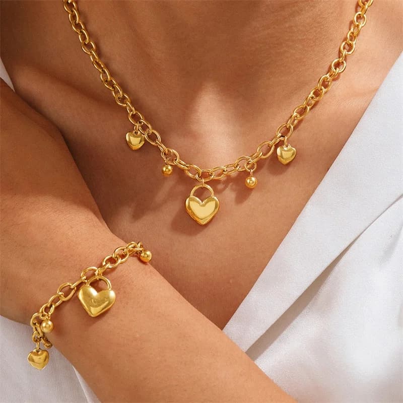 Goldfarbenes Halsketten- und Armbandset mit Herz-Bead-Anhängern