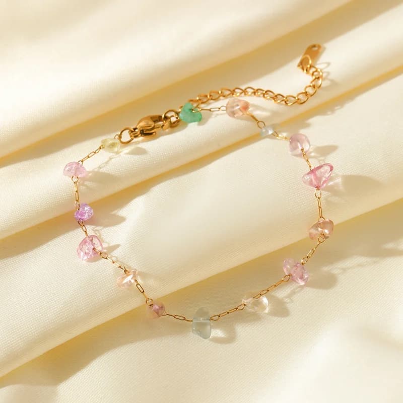 Armband aus Edelstahl mit dünnen farbigen Steinanhängern