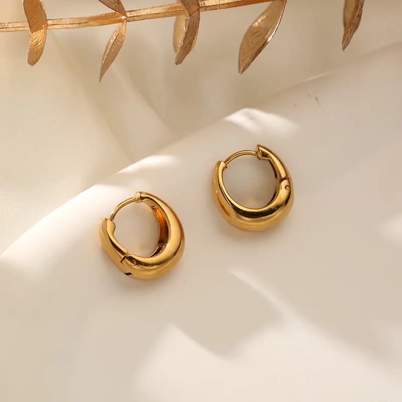Steckohrringe in geometrischer Herzform, Goldfarben