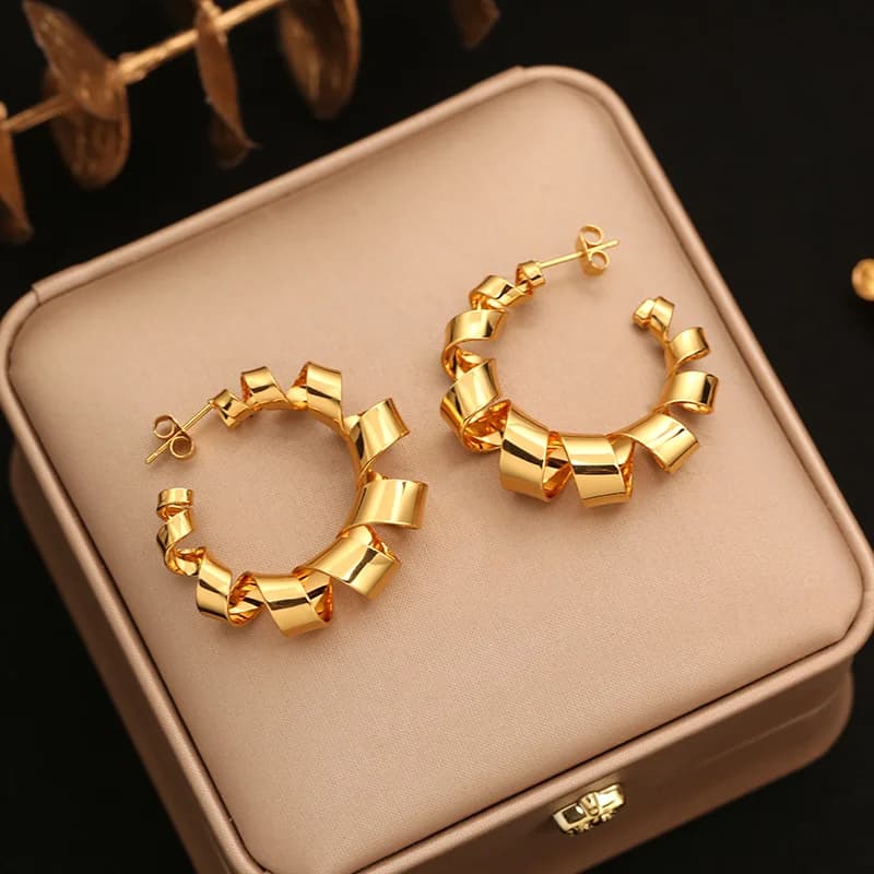 Kleine goldfarbene Ohrstecker