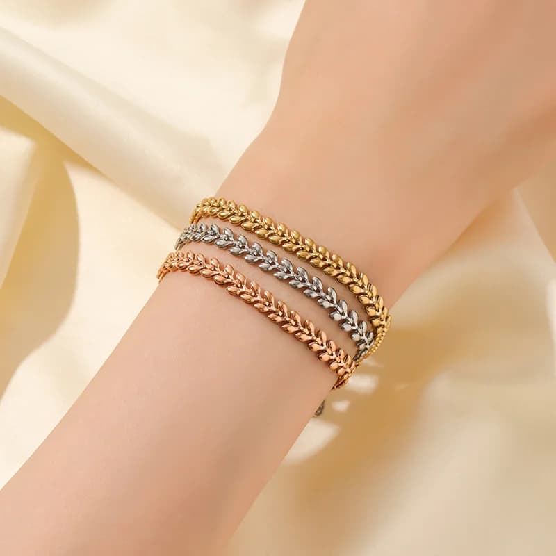 Goldfarbene Armreifen für Damen