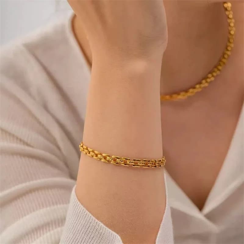 Goldfarbenes Halsketten- und Armband-Set mit geometrischer Kette