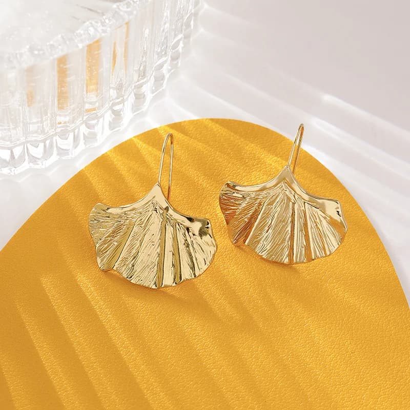 Goldene Ginkgo-Blumen-Hängeohrringe