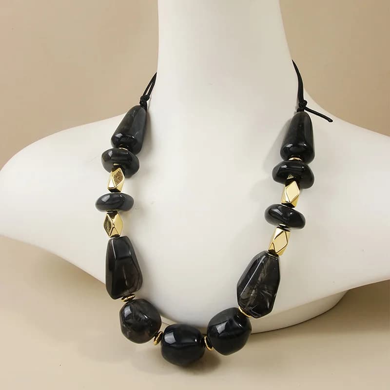 Schwarzes Harz-Boho-Halsband