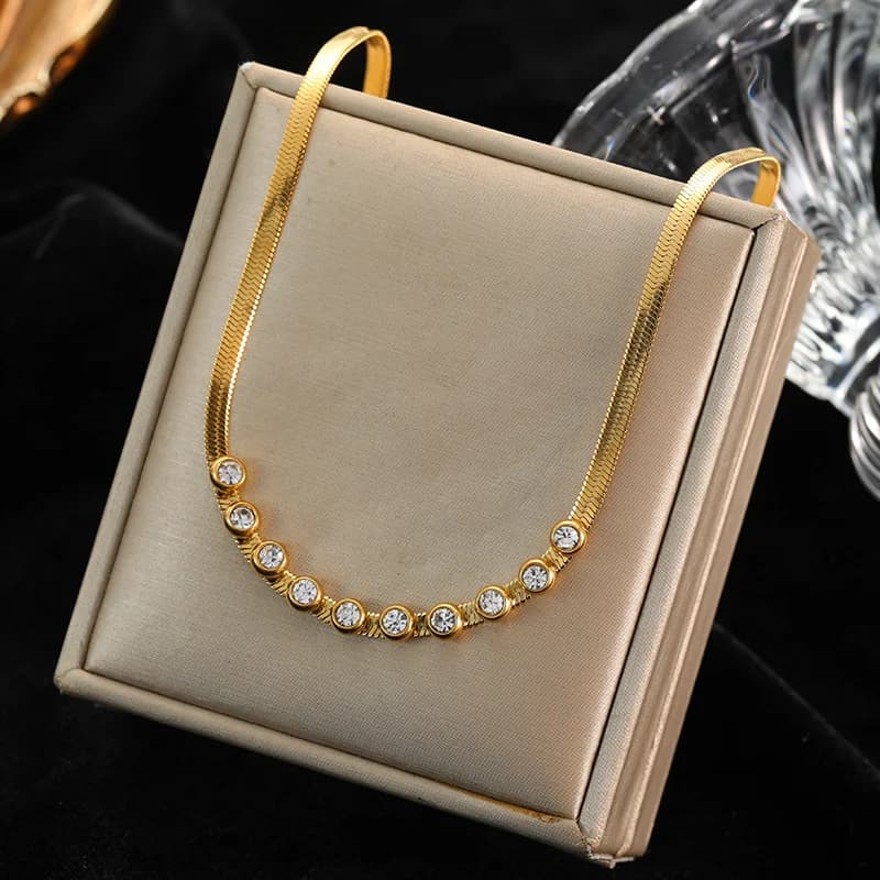Goldfarbener Zirkonia-Ketten-Choker