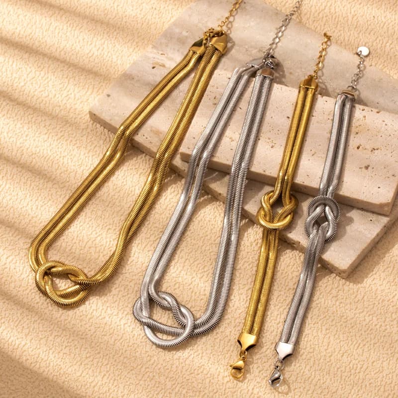 Goldfarbene Schlangenknoten-Halskette und Armband-Set