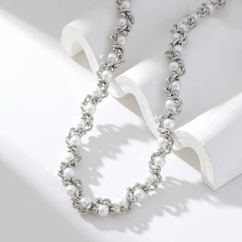 Silberfarbene Perlenkette als Choker-Halskette