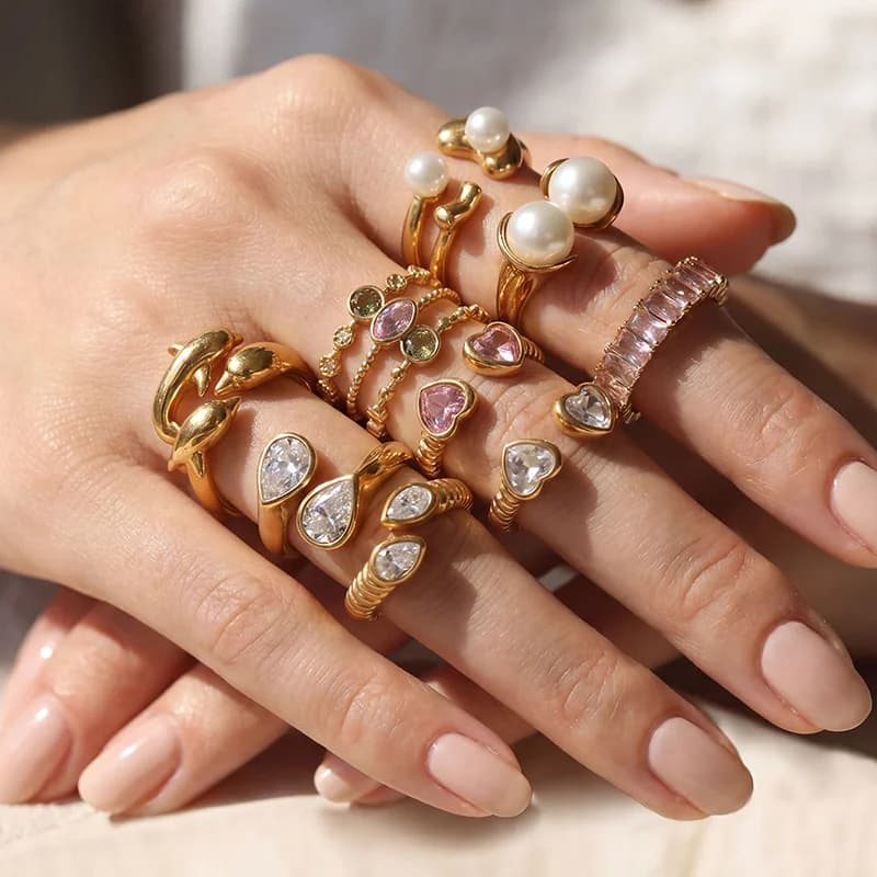 Verstellbarer Ring mit Zirkonia-Herz und Perle