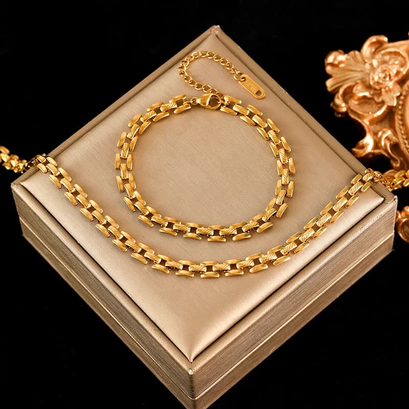 Goldfarbenes Halsketten- und Armband-Set mit geometrischer Kette