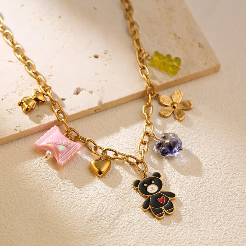 Anhängerhalskette mit mehreren Charms, 18K Gold PVD