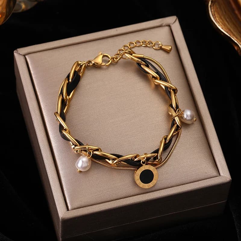 Goldfarbenes mehrreihiges Charm-Armband