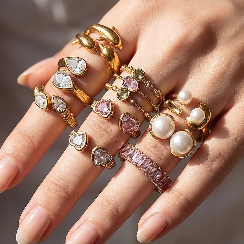 Verstellbarer Ring mit Zirkonia-Herz und Perle