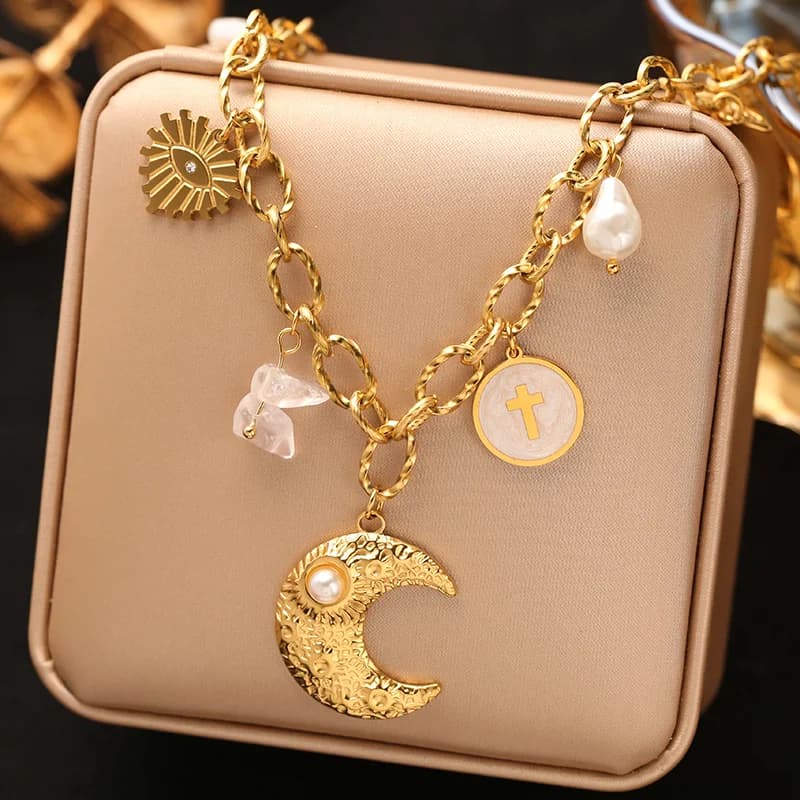 Anhängerhalskette mit mehreren Charms, 18K Gold PVD