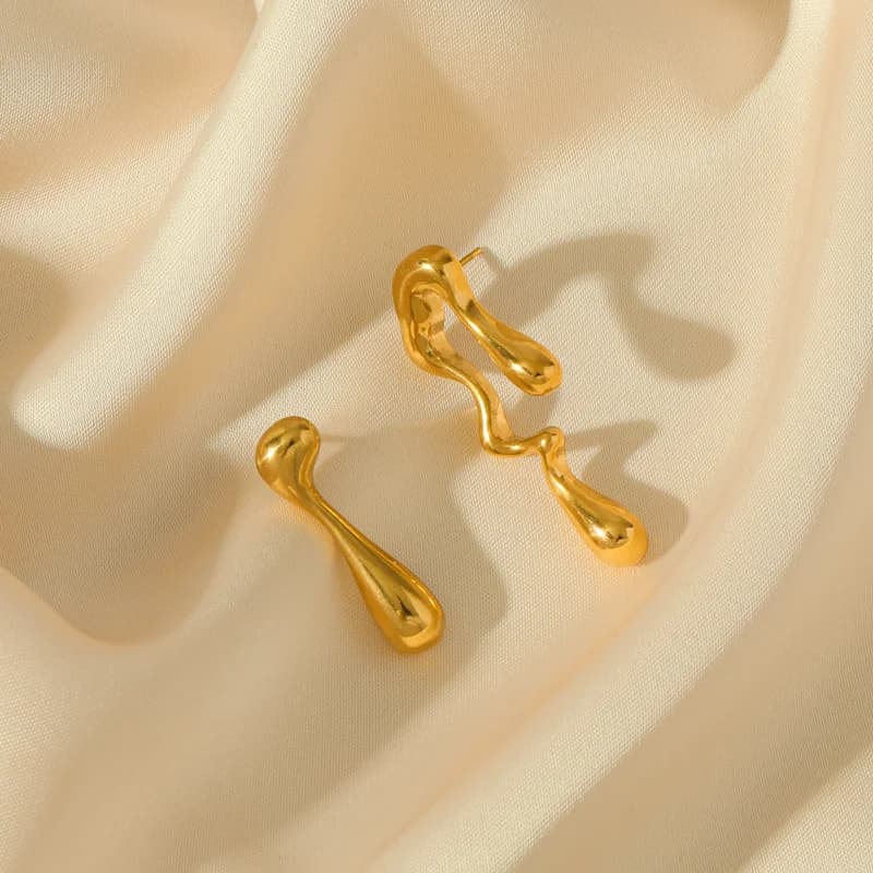 Goldfarbene Edelstahl-Ohrringe mit unregelmäßigem Anhänger