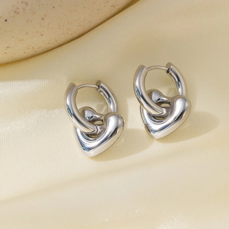 Silberfarbene Herz-Ohrstecker im Hoop-Stil