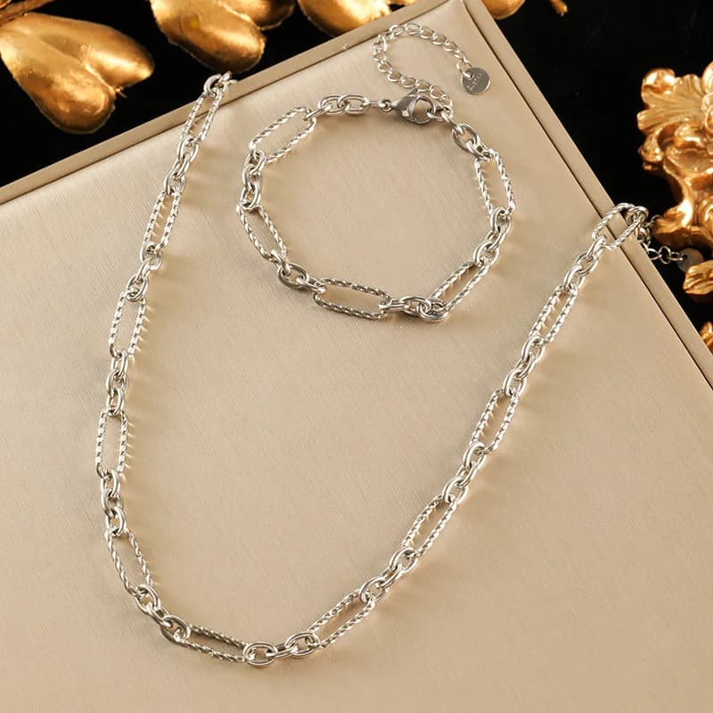 Goldfarbige Halsketten- und Armband-Set mit Kette