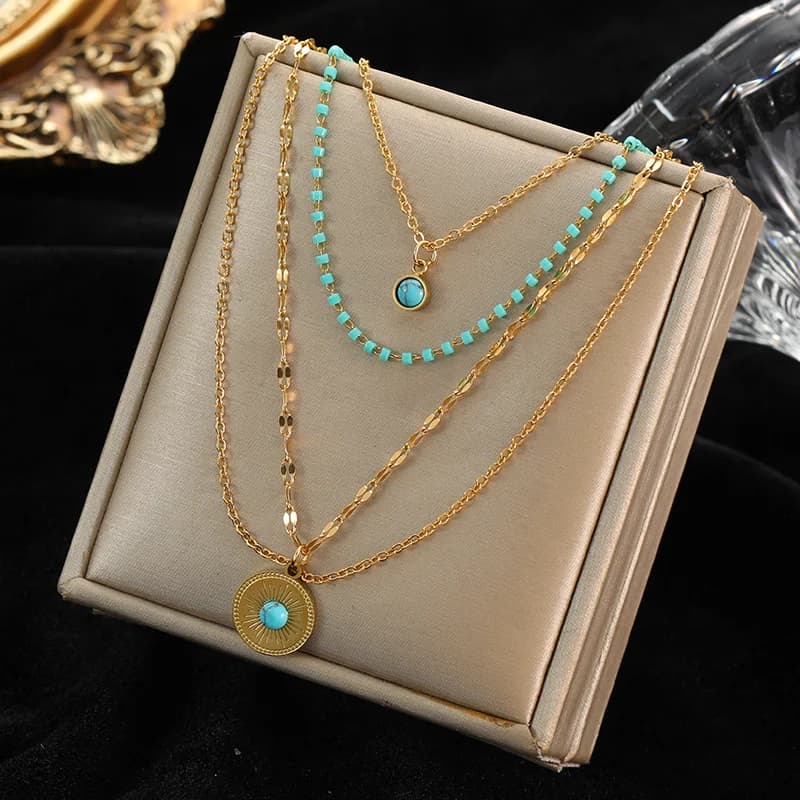 Mehrlagiges Anhänger-Collier mit grünen Steinen