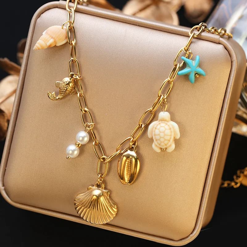 Goldfarbene Blumen-Anhänger-Kette