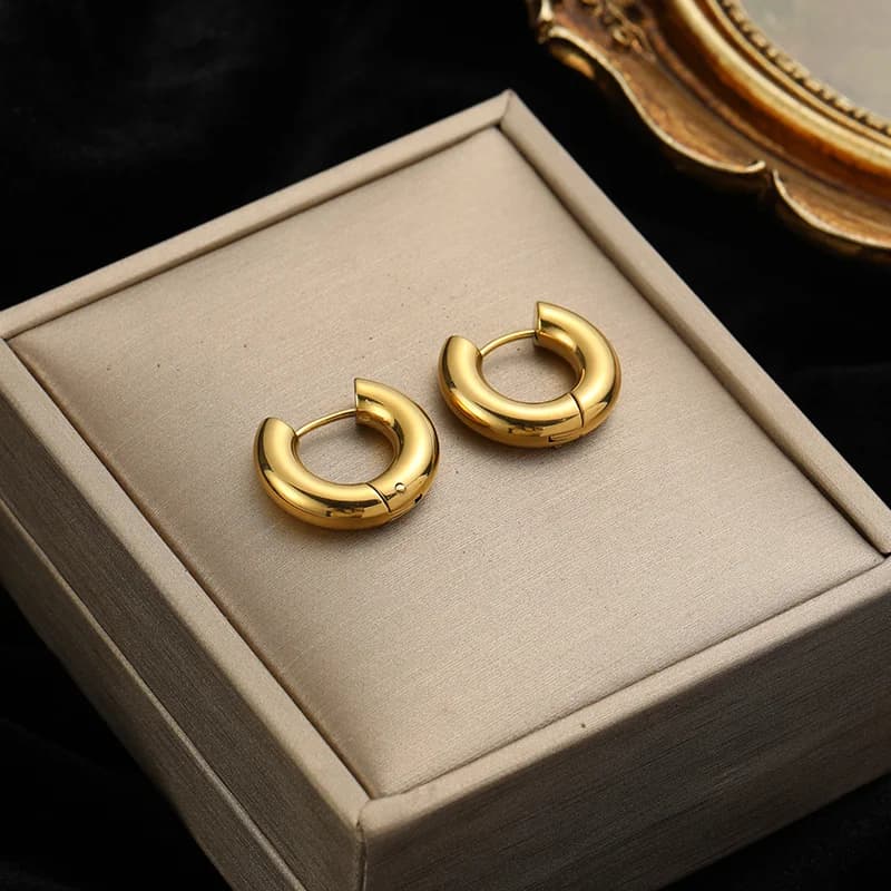 Goldfarbene Hohl-Hoop-Huggie-Ohrstecker
