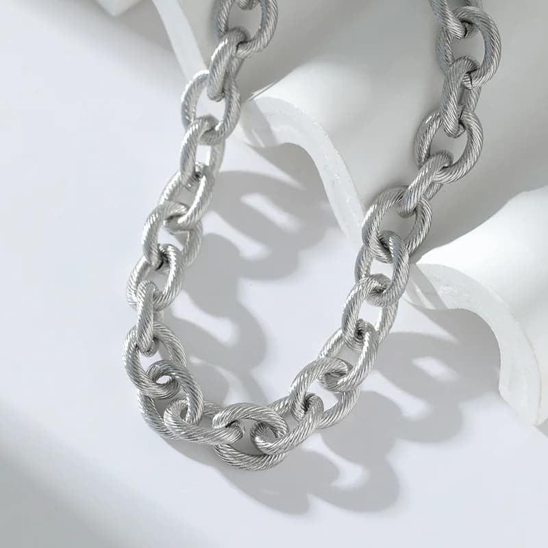 Silberfarbene Gliederkette aus Edelstahl