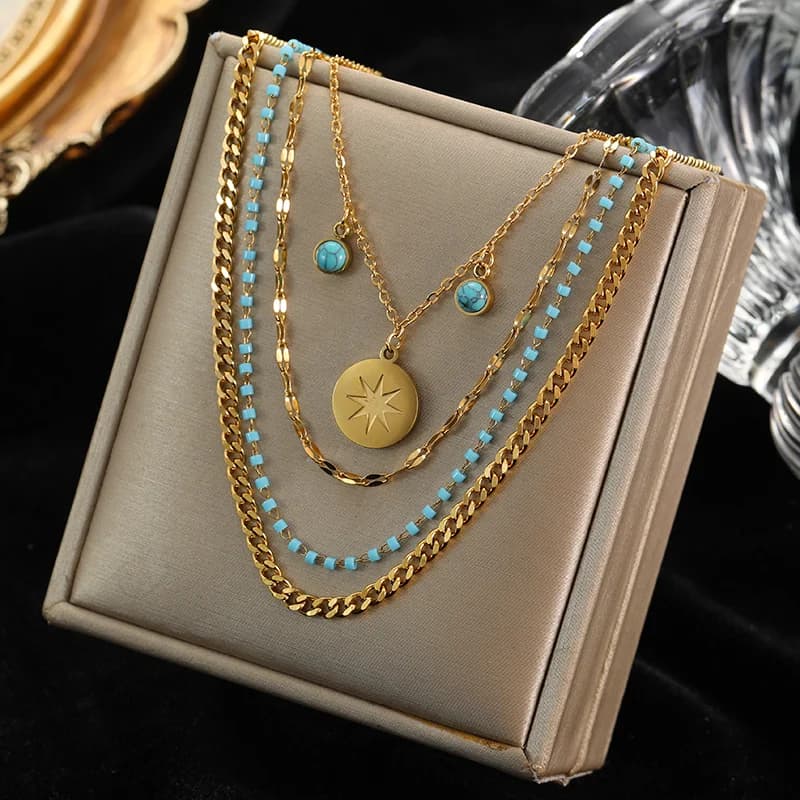 Mehrlagiges Anhänger-Collier mit grünen Steinen
