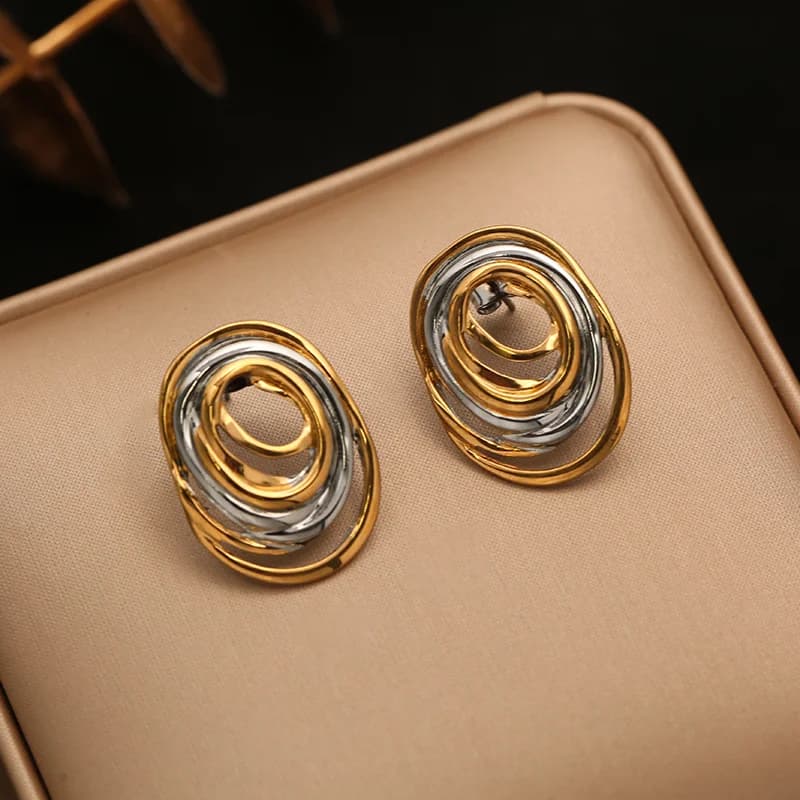 Kleine goldfarbene Ohrstecker